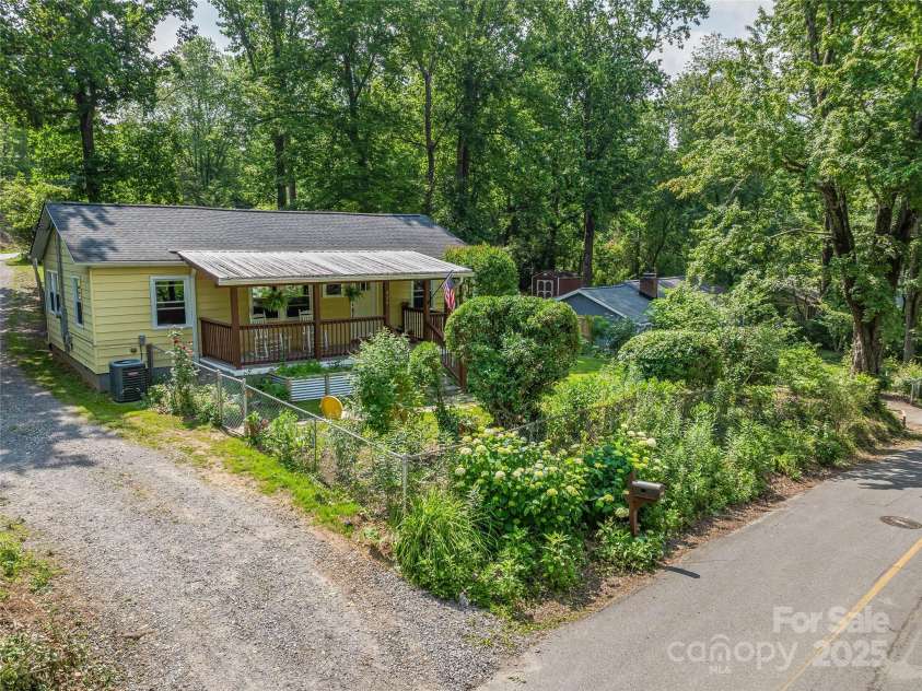 820 Azalea Avenue, Black Mountain, NC 28711.  MLS# CAR4265993, YatesRealty ID 23616. 
