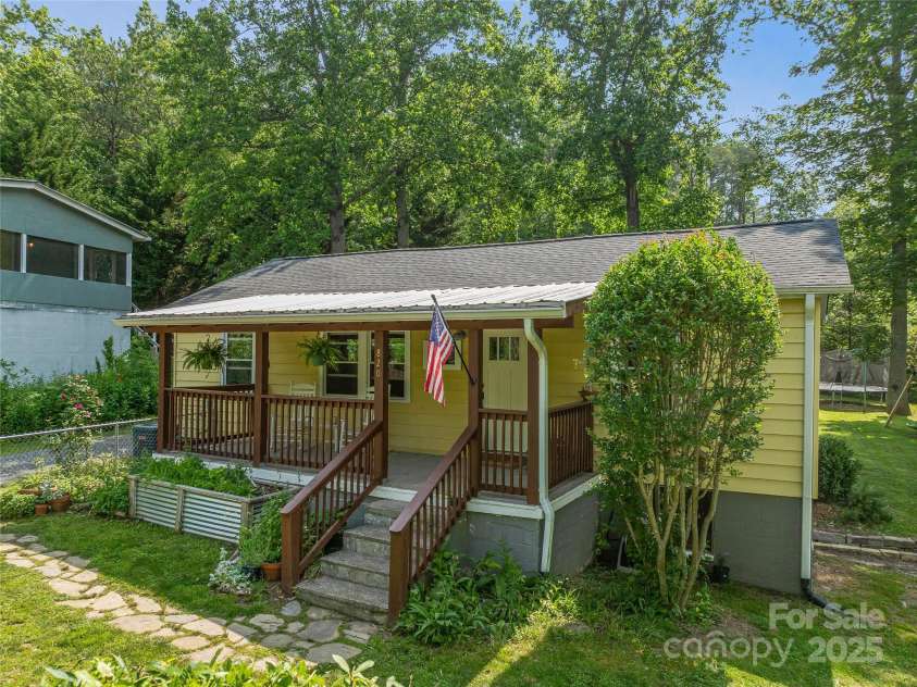 820 Azalea Avenue, Black Mountain, NC 28711.  MLS# CAR4265993, YatesRealty ID 23616. 