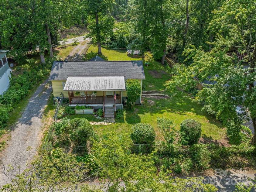 820 Azalea Avenue, Black Mountain, NC 28711.  MLS# CAR4265993, YatesRealty ID 23616. 