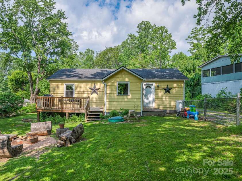 820 Azalea Avenue, Black Mountain, NC 28711.  MLS# CAR4265993, YatesRealty ID 23616. 