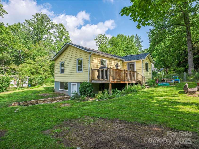 820 Azalea Avenue, Black Mountain, NC 28711.  MLS# CAR4265993, YatesRealty ID 23616. 