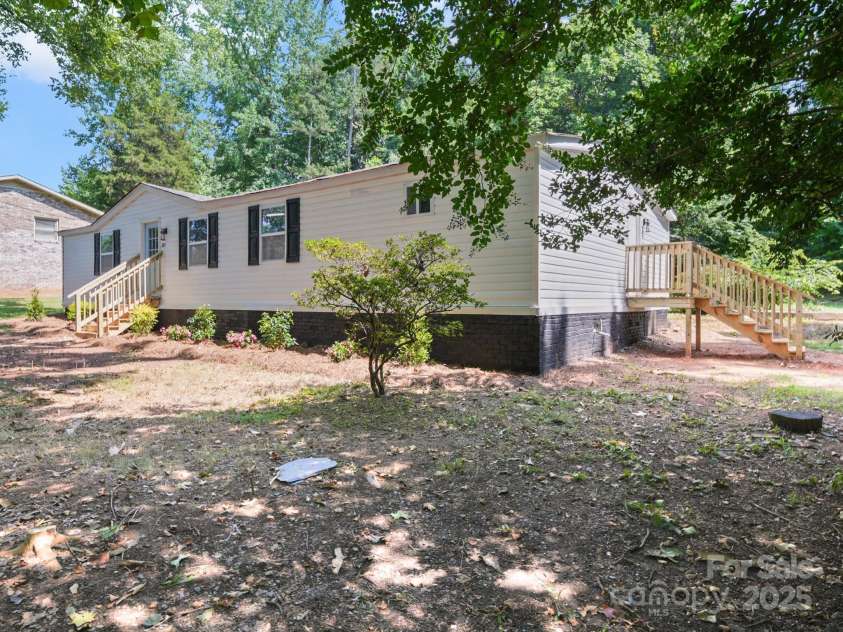 285 Baney Drive, Lexington, NC 27292.  MLS# CAR4275526, YatesRealty ID 23617. 