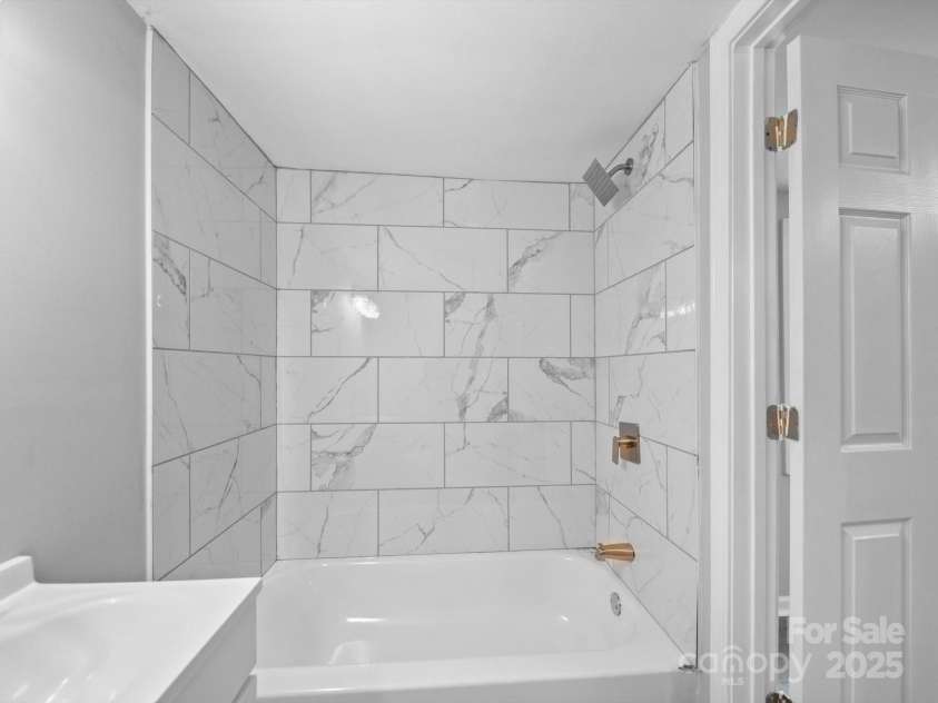 285 Baney Drive, Lexington, NC 27292.  MLS# CAR4275526, YatesRealty ID 23617. Shared second full bath