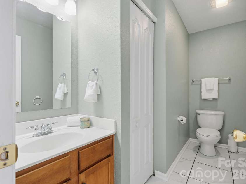 3906 Shasta Circle, Clover, SC 29710.  MLS# CAR4361726, YatesRealty ID 23618. Second Floor Full Bathroom