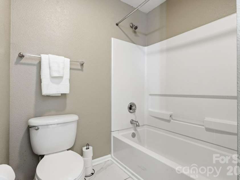 3906 Shasta Circle, Clover, SC 29710.  MLS# CAR4361726, YatesRealty ID 23618. Second Floor Full Bathroom