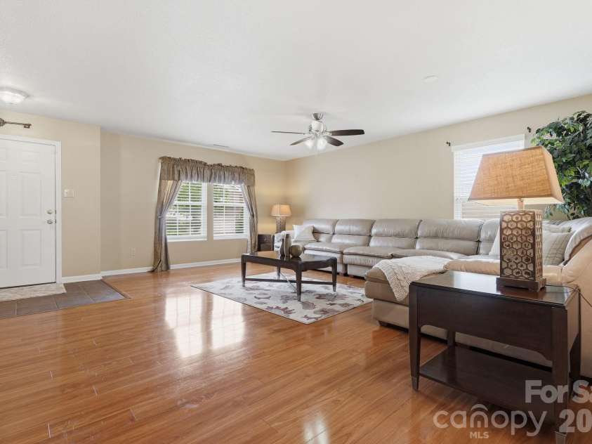 3906 Shasta Circle, Clover, SC 29710.  MLS# CAR4361726, YatesRealty ID 23618. Spacious Living Room