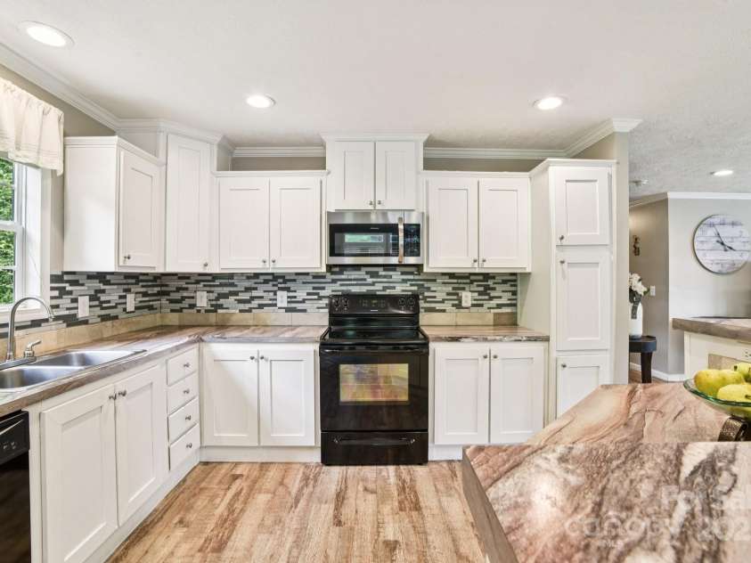 6 Hall Family Drive, Black Mountain, NC 28711.  MLS# CAR4266585, YatesRealty ID 23618. 