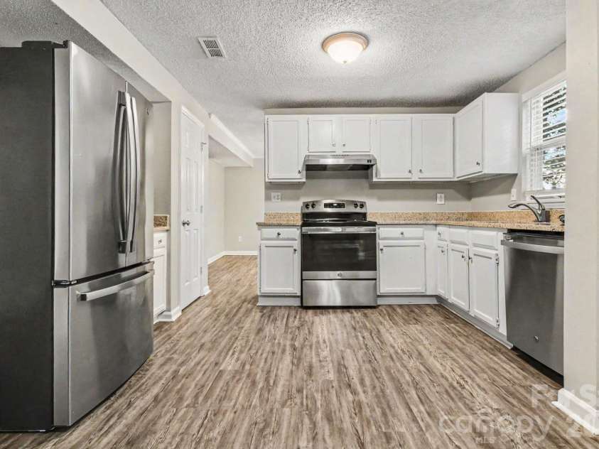409 Vista Grande Circle, Charlotte, NC 28226.  MLS# CAR4378119, YatesRealty ID 23619. 