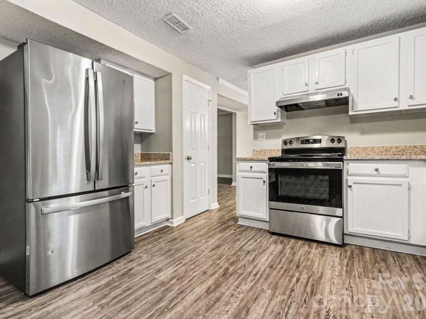409 Vista Grande Circle, Charlotte, NC 28226.  MLS# CAR4378119, YatesRealty ID 23619. 