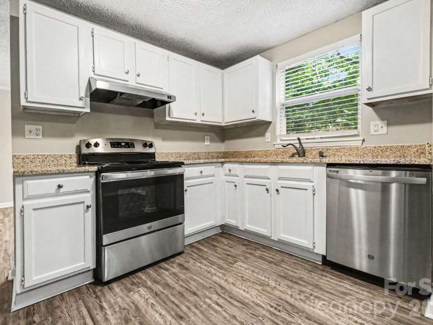409 Vista Grande Circle, Charlotte, NC 28226.  MLS# CAR4378119, YatesRealty ID 23619. 