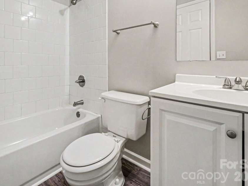 409 Vista Grande Circle, Charlotte, NC 28226.  MLS# CAR4378119, YatesRealty ID 23619. 