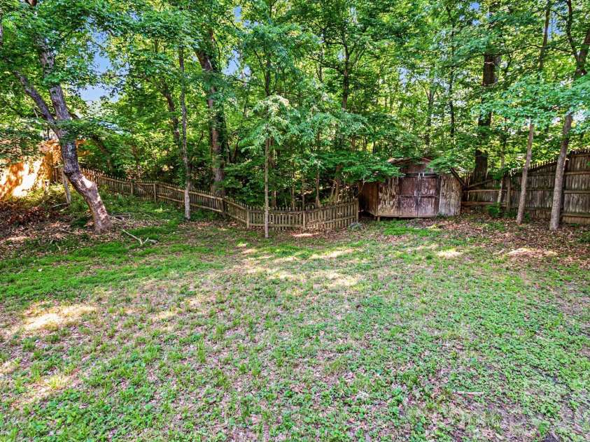 409 Vista Grande Circle, Charlotte, NC 28226.  MLS# CAR4378119, YatesRealty ID 23619. 