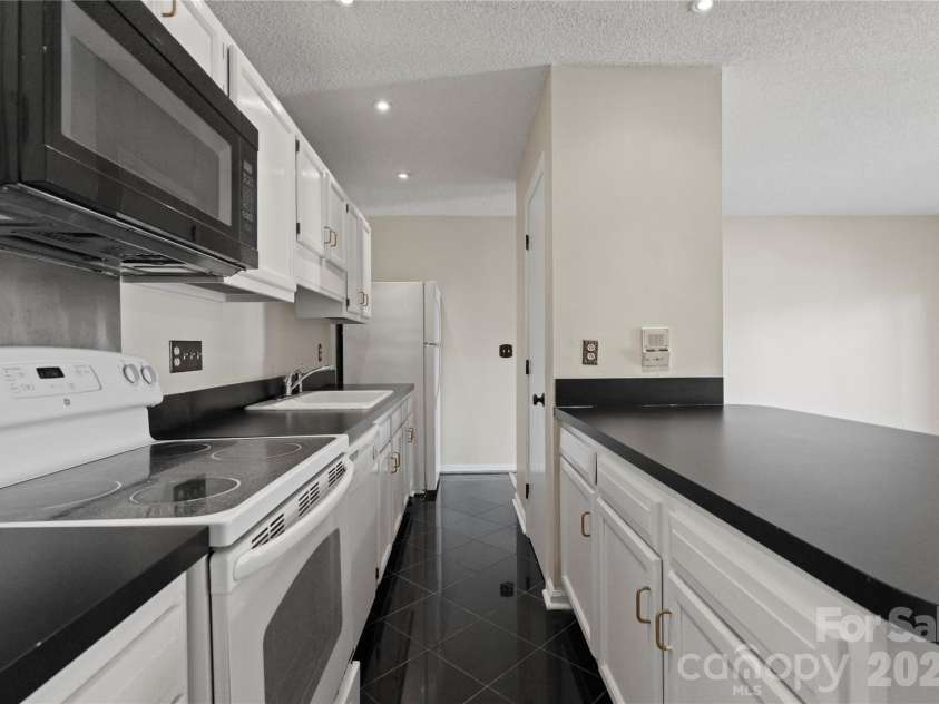 6101 Meadow Rose Lane, Charlotte, NC 28215.  MLS# CAR4336519, YatesRealty ID 2362. 