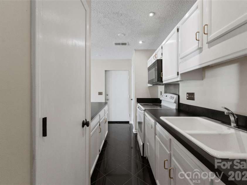 6101 Meadow Rose Lane, Charlotte, NC 28215.  MLS# CAR4336519, YatesRealty ID 2362. 