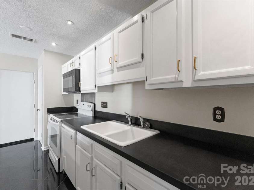 6101 Meadow Rose Lane, Charlotte, NC 28215.  MLS# CAR4336519, YatesRealty ID 2362. 