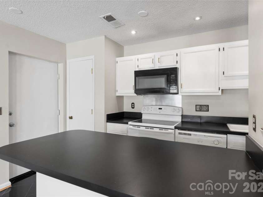 6101 Meadow Rose Lane, Charlotte, NC 28215.  MLS# CAR4336519, YatesRealty ID 2362. 