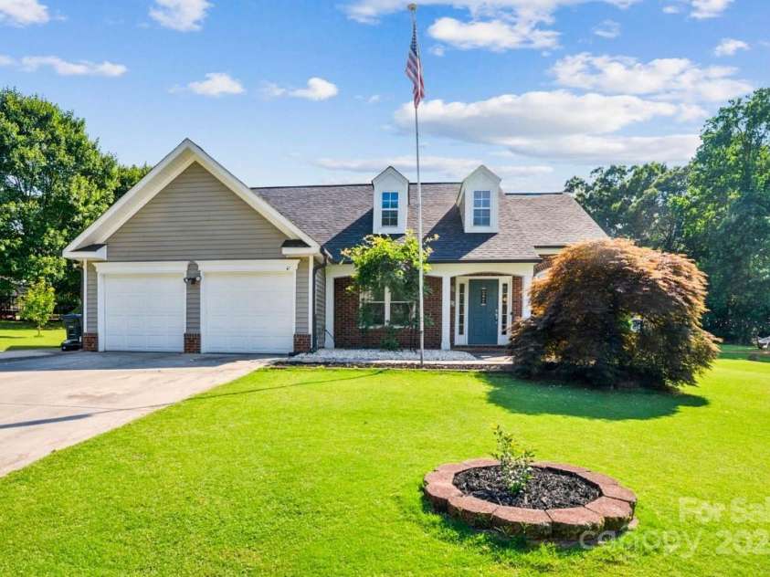181 Brook Glen Drive, Mooresville, NC 28115.  MLS# CAR4274376, YatesRealty ID 23620. 