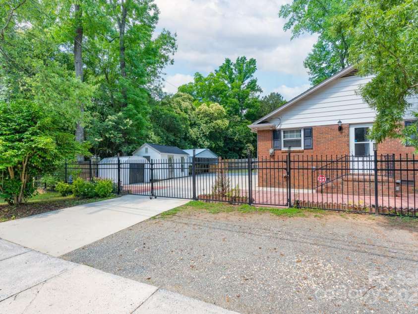 5720 Amity Place, Charlotte, NC 28212.  MLS# CAR4268494, YatesRealty ID 23621. 