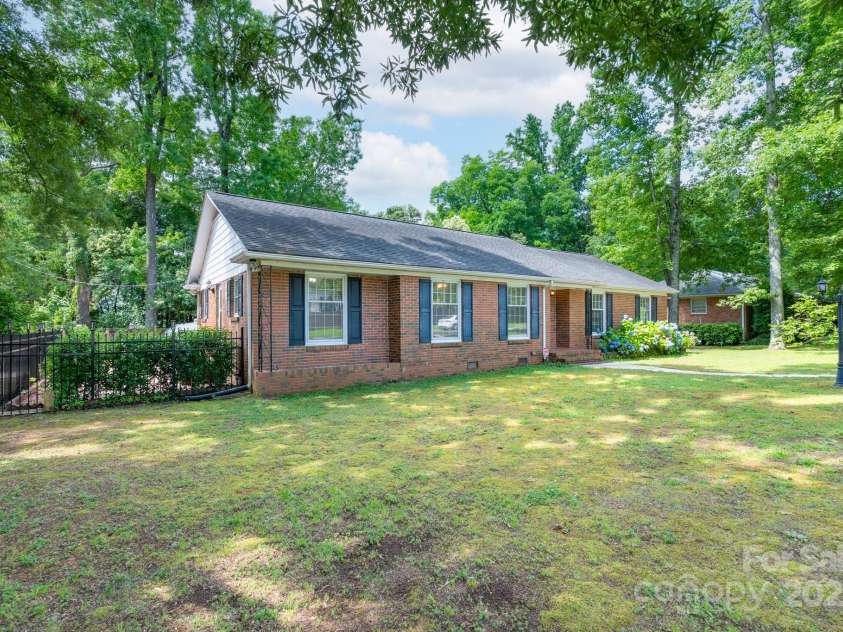 5720 Amity Place, Charlotte, NC 28212.  MLS# CAR4268494, YatesRealty ID 23621. 