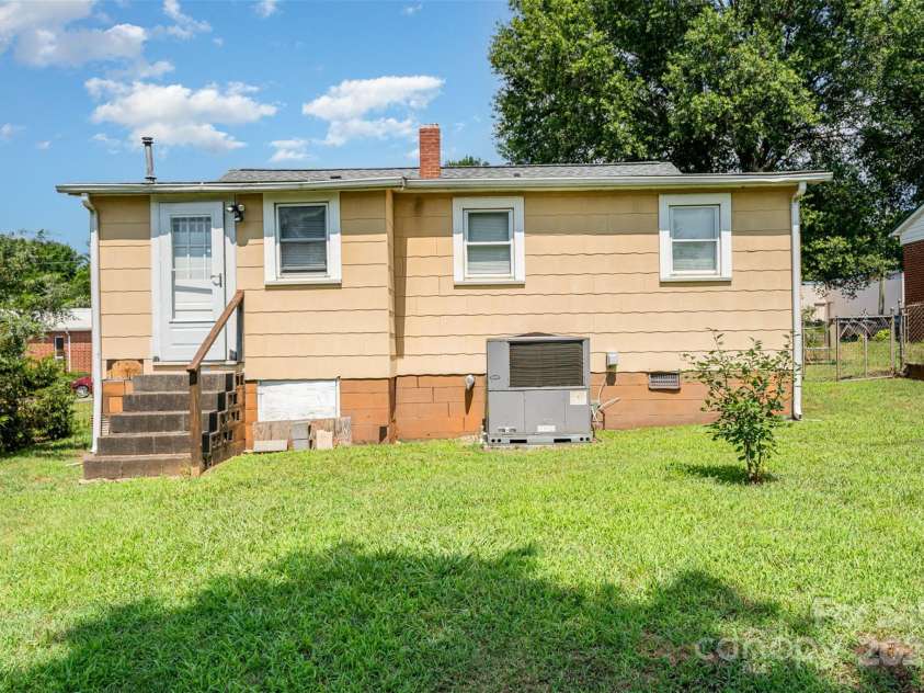 127 Bristol Road, Statesville, NC 28677.  MLS# CAR4275850, YatesRealty ID 23622. 