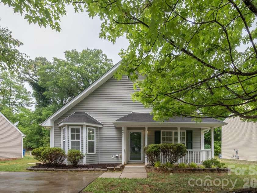 6627 Nevin Glen Drive, Charlotte, NC 28269.  MLS# CAR4379657, YatesRealty ID 23622. 
