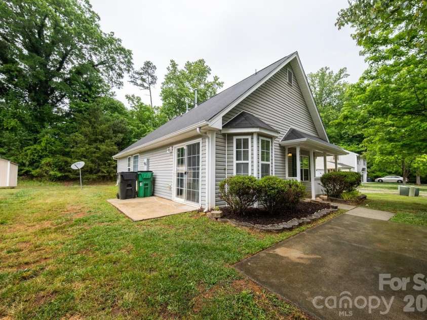 6627 Nevin Glen Drive, Charlotte, NC 28269.  MLS# CAR4379657, YatesRealty ID 23622. 