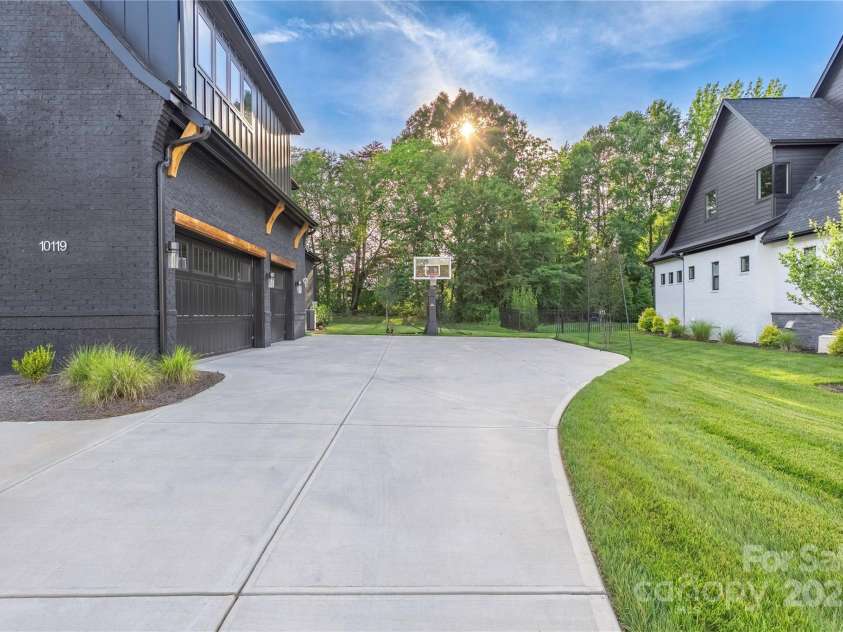 10119 Laurier Lane, Huntersville, NC 28078.  MLS# CAR4273565, YatesRealty ID 23623. Driveway 3 Car Garage
