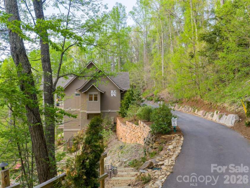 32 Timberwolf Court, Asheville, NC 28804.  MLS# CAR4376999, YatesRealty ID 23625. 