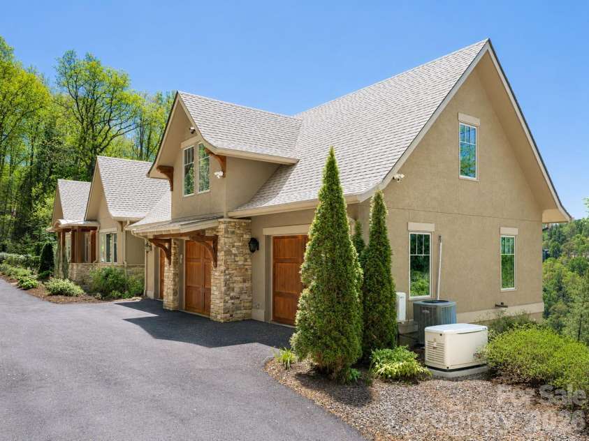 32 Timberwolf Court, Asheville, NC 28804.  MLS# CAR4376999, YatesRealty ID 23625. 