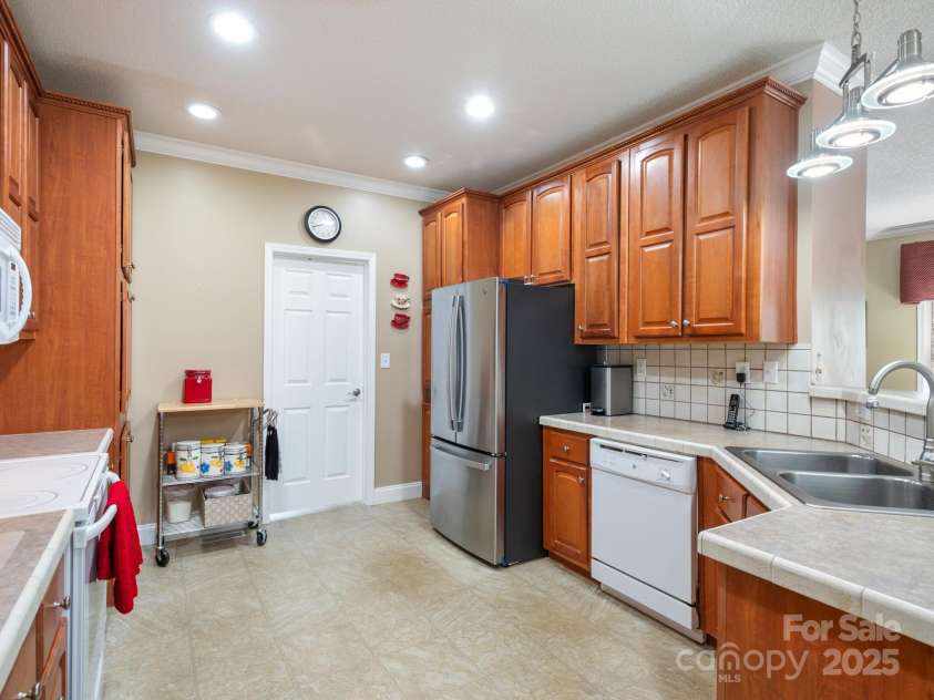 66 Condor Court, Hendersonville, NC 28792.  MLS# CAR4274638, YatesRealty ID 23627. Kitchen