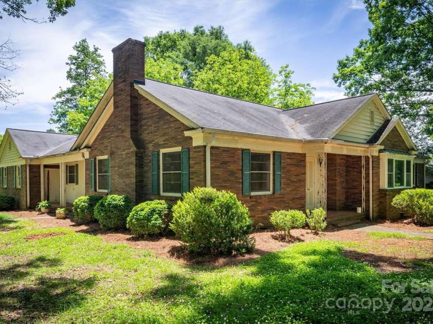 1503 Brentwood Drive, Newton, NC 28658.  MLS# CAR4260513, YatesRealty ID 23629. 