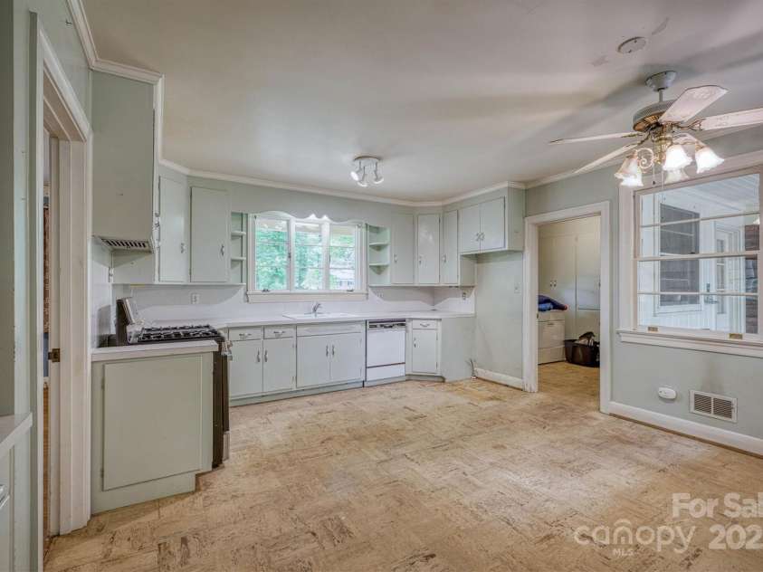 1503 Brentwood Drive, Newton, NC 28658.  MLS# CAR4260513, YatesRealty ID 23629. 