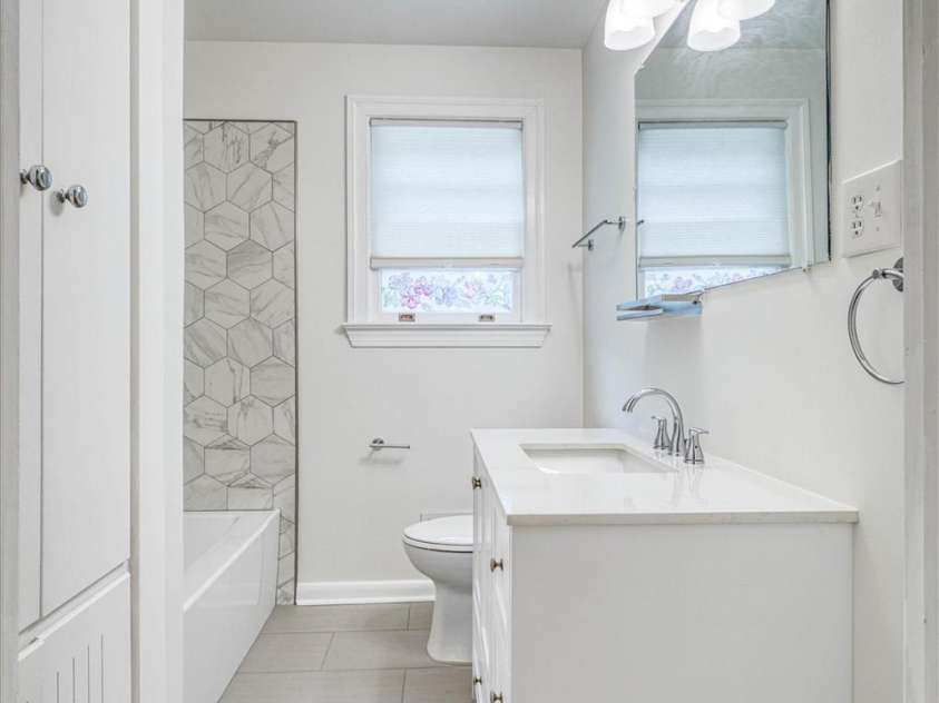 1503 Brentwood Drive, Newton, NC 28658.  MLS# CAR4260513, YatesRealty ID 23629. Primary bedroom bath