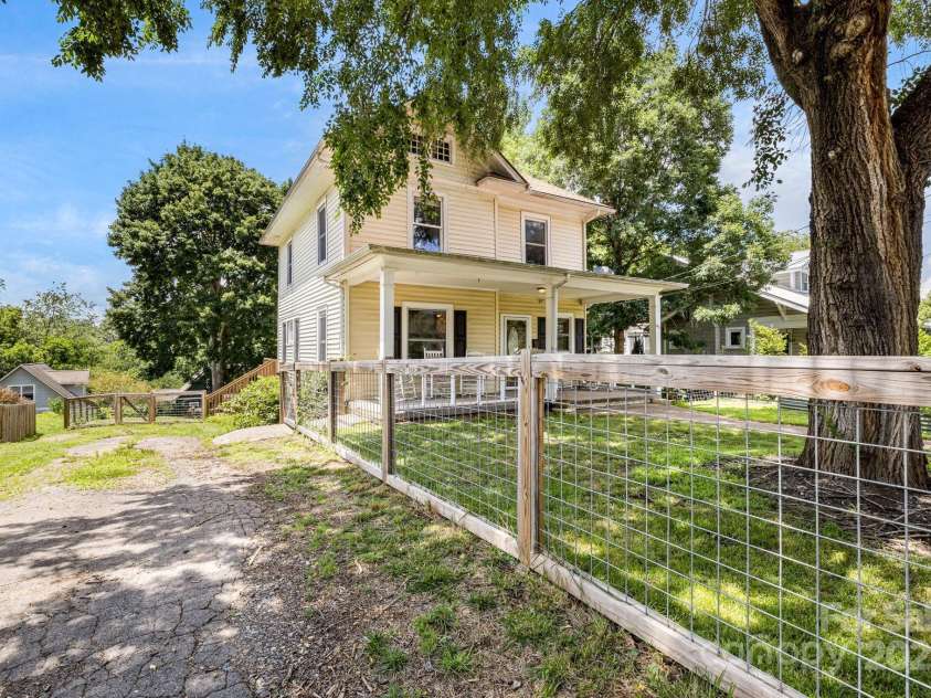 145 Logan Avenue, Asheville, NC 28806.  MLS# CAR4277415, YatesRealty ID 23634. 