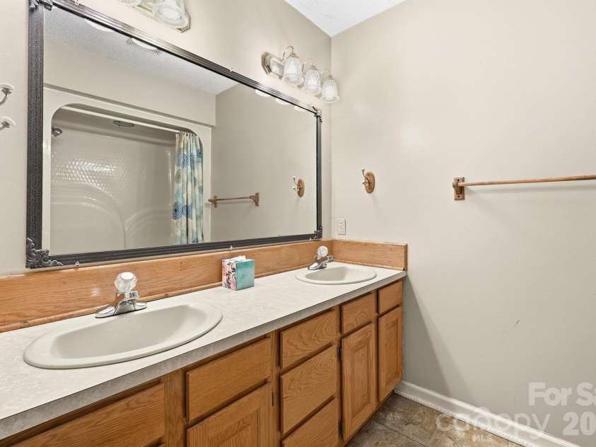 1227 Shirebourn None, Hickory, NC 28602.  MLS# CAR4380641, YatesRealty ID 23636. Full Hall Bath