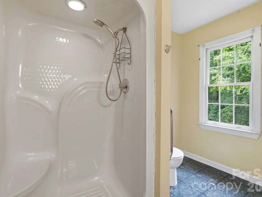 1227 Shirebourn None, Hickory, NC 28602.  MLS# CAR4380641, YatesRealty ID 23636. Primary Bath