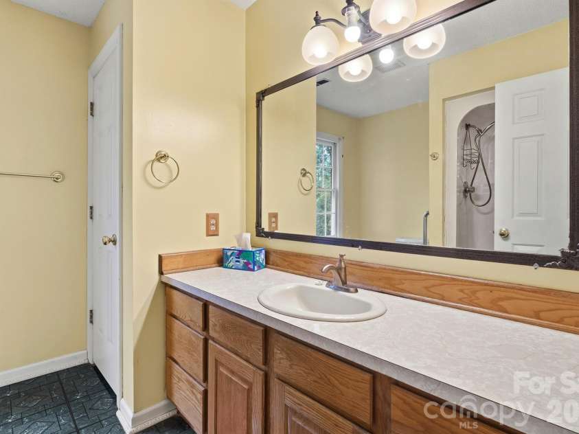 1227 Shirebourn None, Hickory, NC 28602.  MLS# CAR4380641, YatesRealty ID 23636. Primary Bath