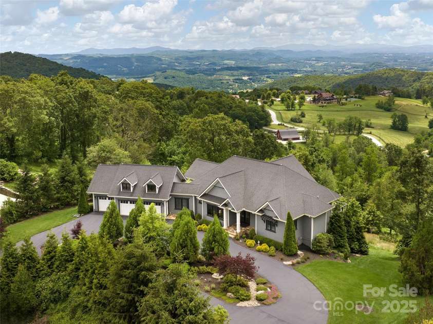 89 Snow Ridge Drive, Hendersonville, NC 28792.  MLS# CAR4276943, YatesRealty ID 23639. 