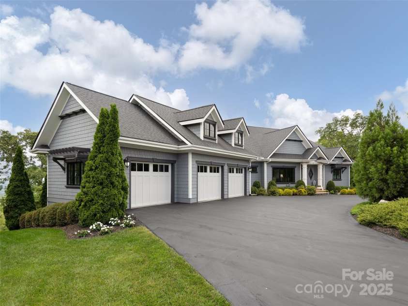 89 Snow Ridge Drive, Hendersonville, NC 28792.  MLS# CAR4276943, YatesRealty ID 23639. 