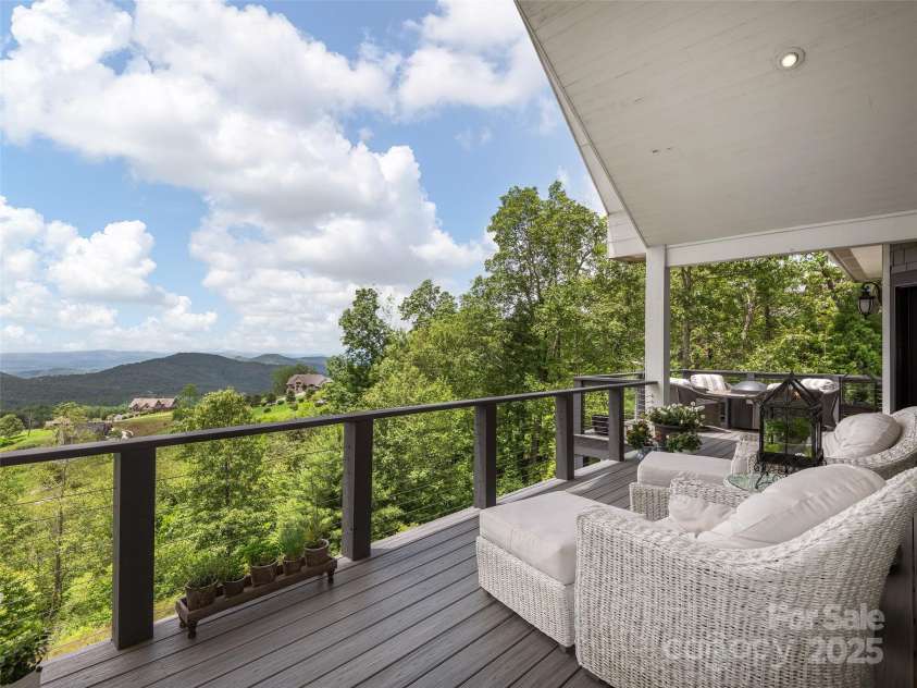 89 Snow Ridge Drive, Hendersonville, NC 28792.  MLS# CAR4276943, YatesRealty ID 23639. 