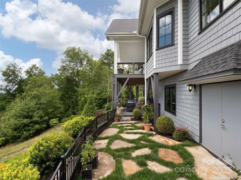 89 Snow Ridge Drive, Hendersonville, NC 28792.  MLS# CAR4276943, YatesRealty ID 23639. 