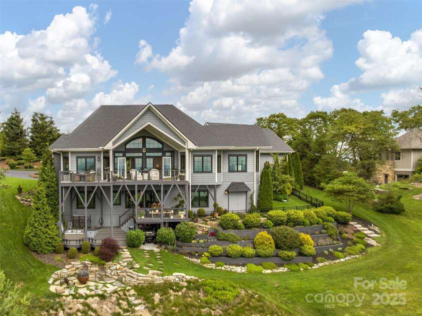 89 Snow Ridge Drive, Hendersonville, NC 28792.  MLS# CAR4276943, YatesRealty ID 23639. 