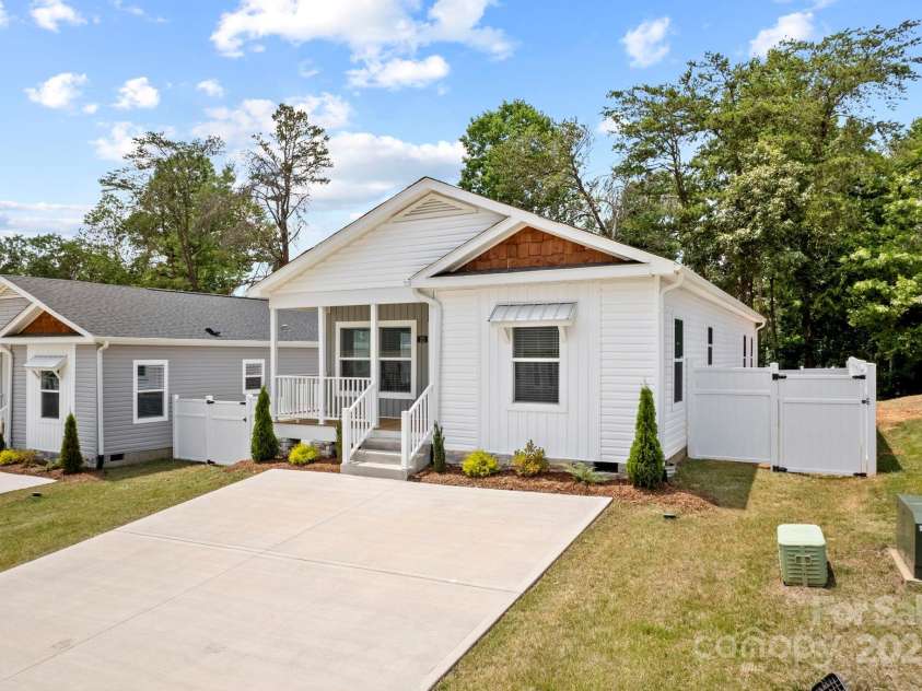 121 Bellamy Road, Asheville, NC 28806.  MLS# CAR4277886, YatesRealty ID 2364. 