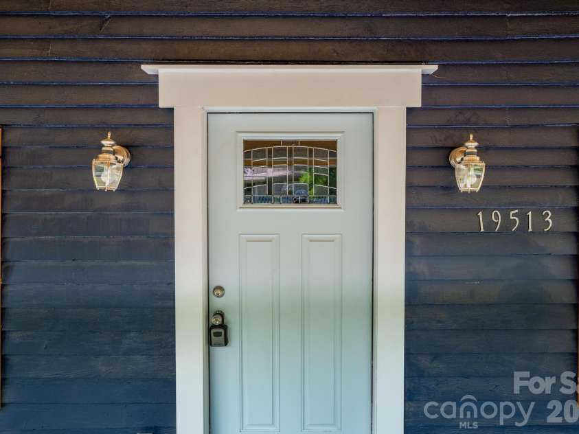19513 Meridian Street, Cornelius, NC 28031.  MLS# CAR4370578, YatesRealty ID 23641. Entry