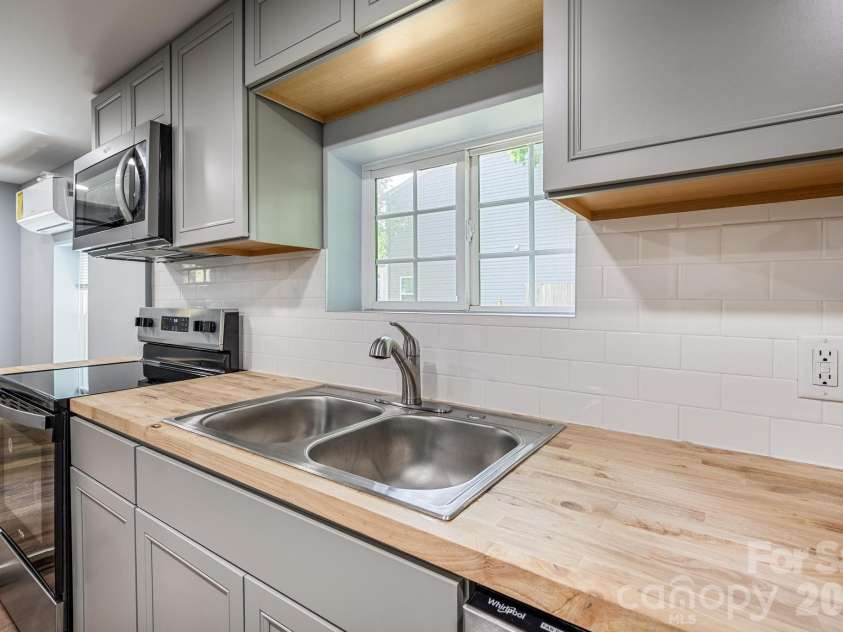 19513 Meridian Street, Cornelius, NC 28031.  MLS# CAR4370578, YatesRealty ID 23641. Shaker Cabinets & Tile Backsplash