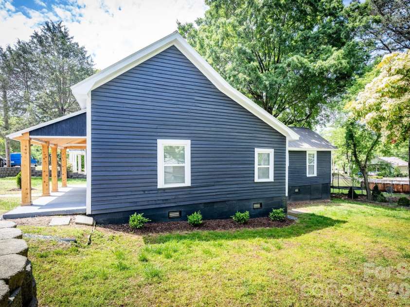 19513 Meridian Street, Cornelius, NC 28031.  MLS# CAR4370578, YatesRealty ID 23641. Side Yard