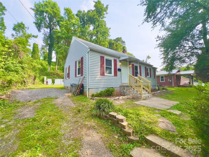 413 Forest Place, Lenoir, NC 28645.  MLS# CAR4271714, YatesRealty ID 23641. 