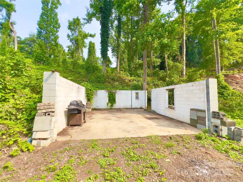 413 Forest Place, Lenoir, NC 28645.  MLS# CAR4271714, YatesRealty ID 23641. 