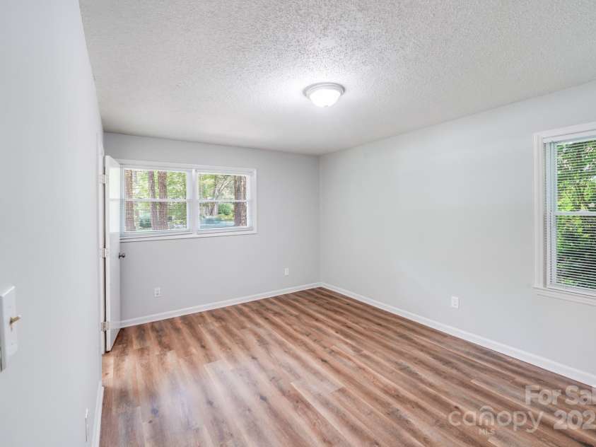 6513 Old Post Road, Charlotte, NC 28212.  MLS# CAR4274978, YatesRealty ID 23642. 