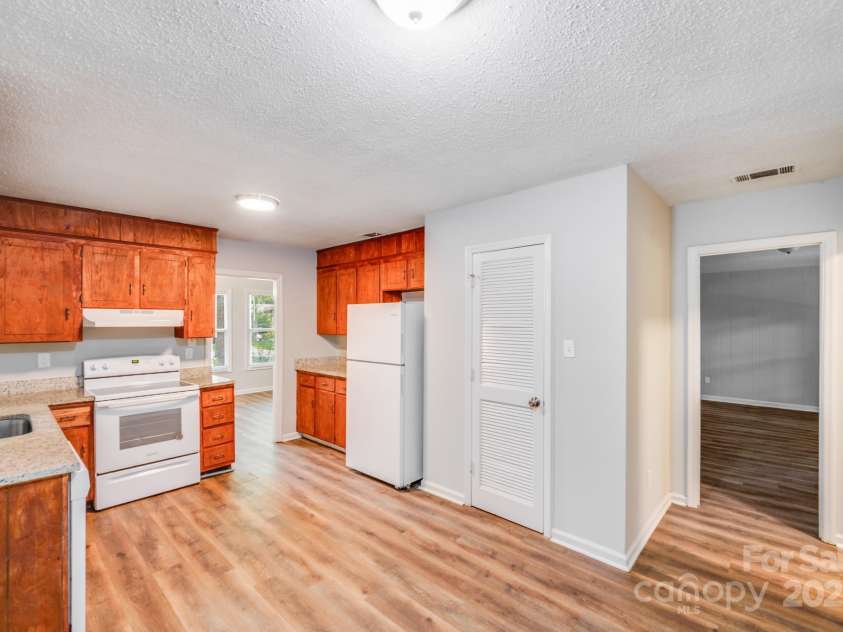 6513 Old Post Road, Charlotte, NC 28212.  MLS# CAR4274978, YatesRealty ID 23642. 